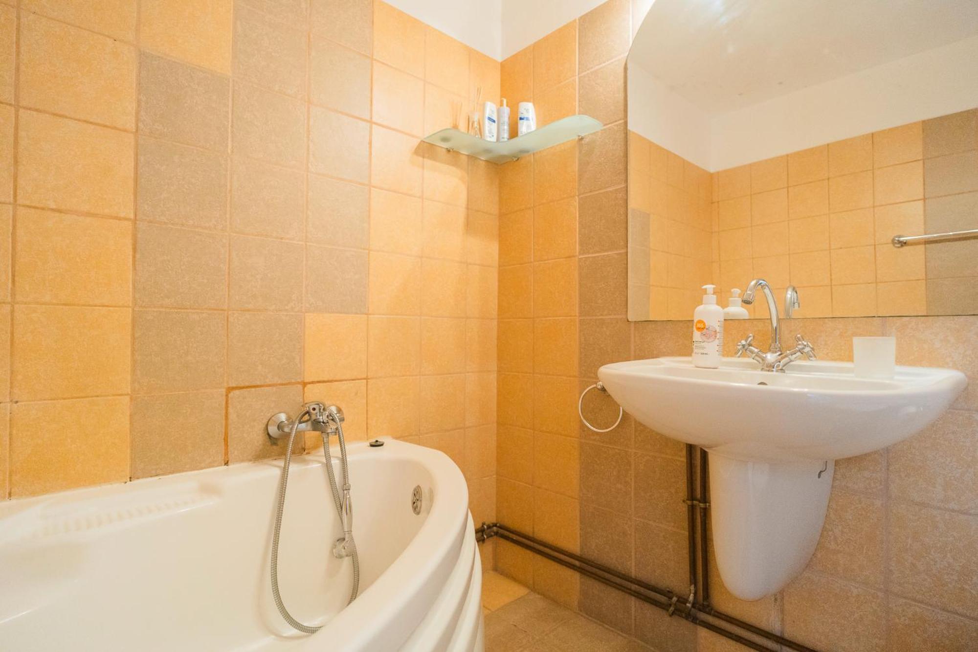 Rustic & Spacious 3Br Apartment Bukarest Eksteriør billede