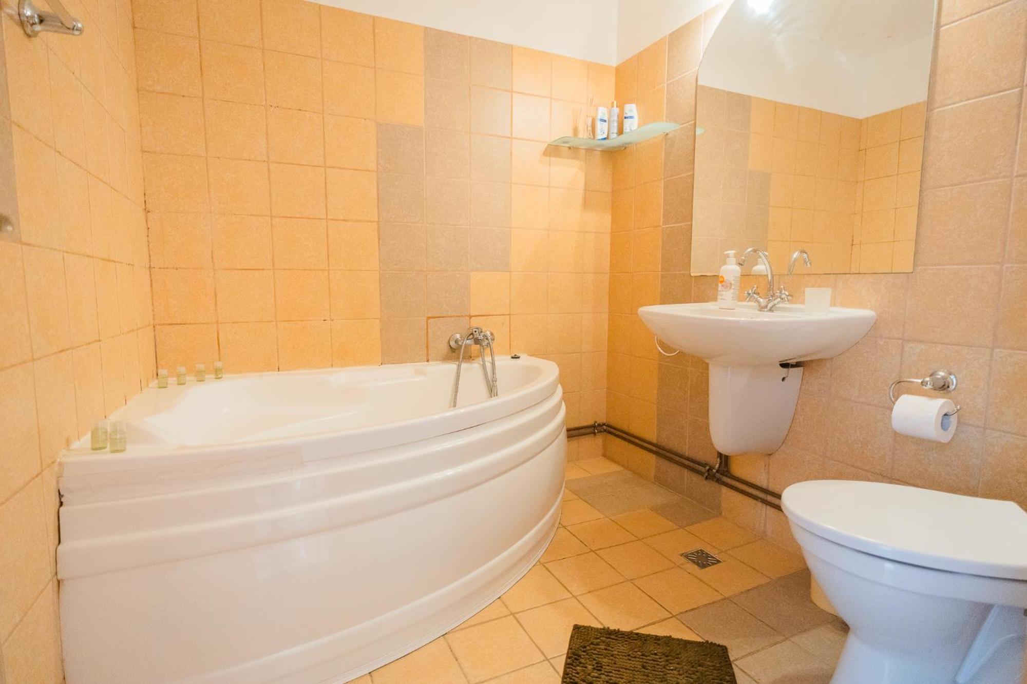 Rustic & Spacious 3Br Apartment Bukarest Eksteriør billede