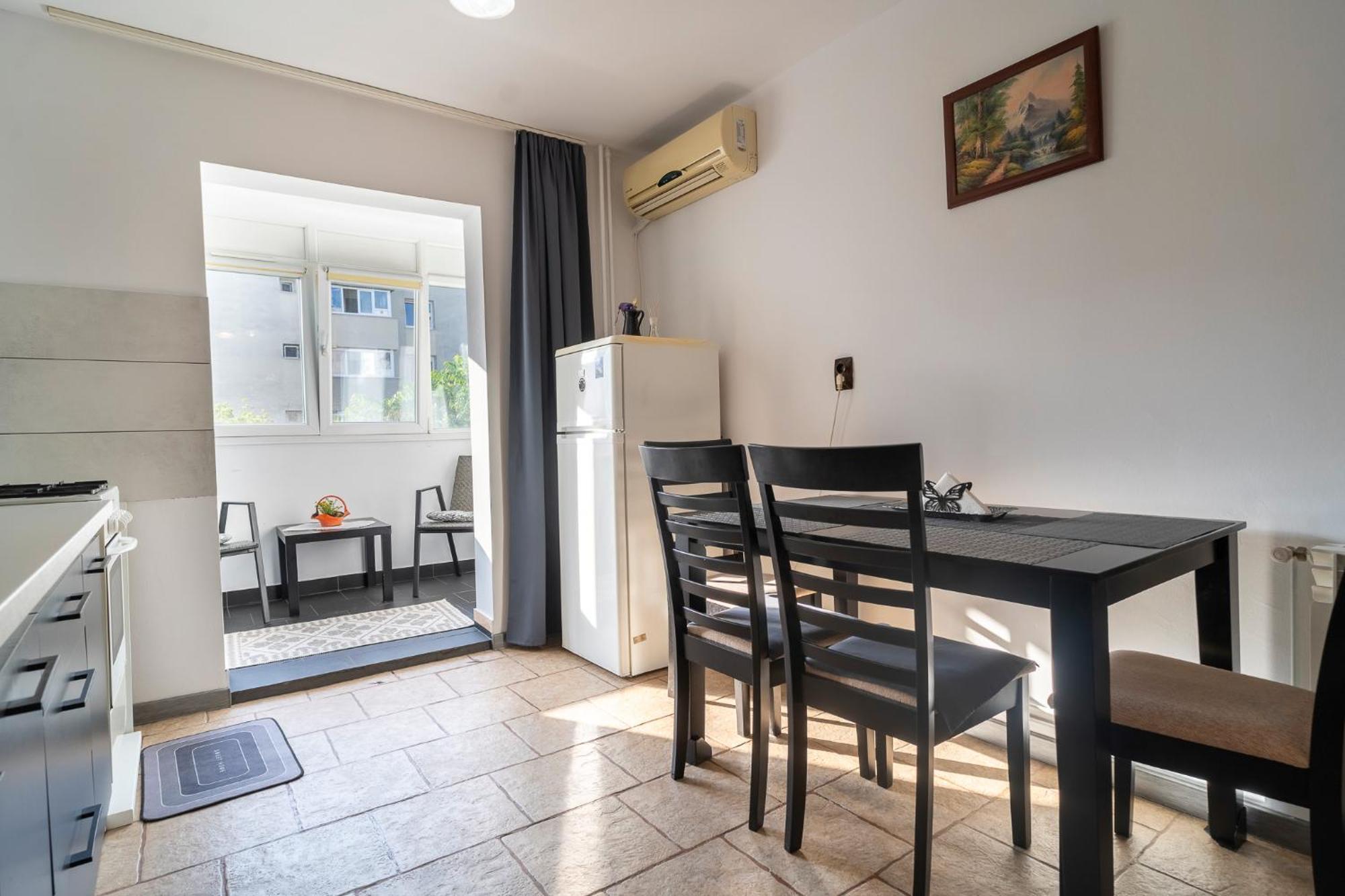 Rustic & Spacious 3Br Apartment Bukarest Eksteriør billede