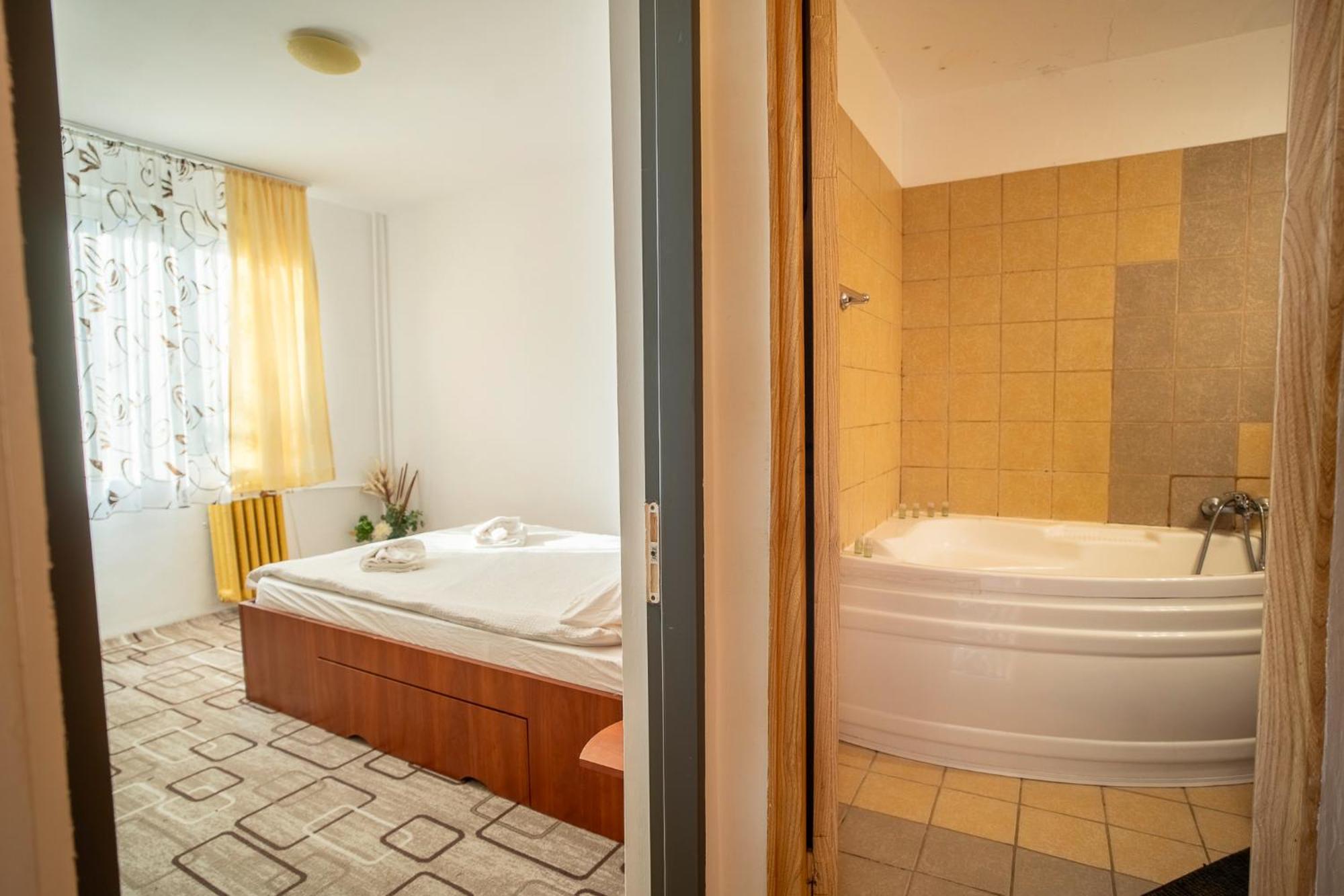 Rustic & Spacious 3Br Apartment Bukarest Eksteriør billede